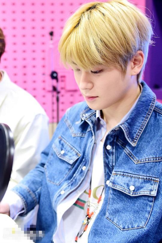 nct郑在玹johnny帅气电台照上线 大秀友爱互动【组图】