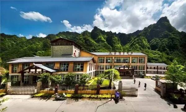 亢谷假日酒店是按照国际三星级标准建造的旅游度假型酒店,集餐饮,住宿