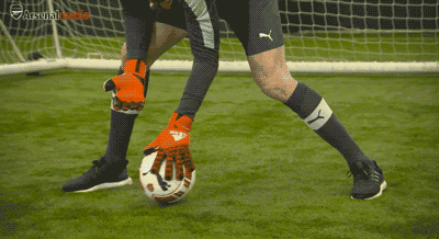 门将接地滚球的正确姿势!(动图演示)