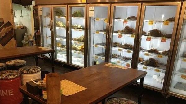 小编觉得冷锅串串店老板可以从以下几个思路来找对策: 要重新找到冷锅串串店受众的味觉喜好 冷锅串串店生意不好时,冷锅串串店老板很焦虑,就越想快点赚钱,这样,从心理上就已经彻底输了。只想着赚钱,就想着用成本低的原料,偷工减料,精简员工,这样的做法,无异于饮鸩止渴,直接加速冷锅串串店的死亡。