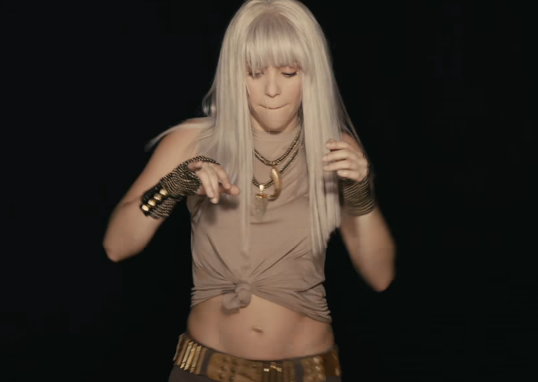 皮克晒夏奇拉翘臀照:我最喜欢这个!