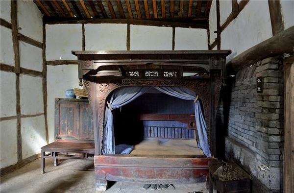 老式织布机 在40到50年代的木架穿斗房内摆放的老式织布机依然可以