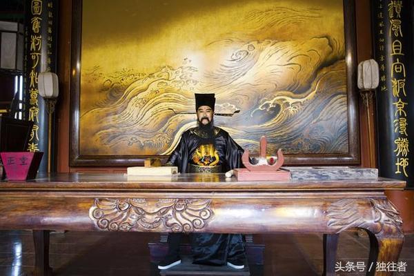 包大人威坐大堂,铁面无私,执法如山,美名传于古今.