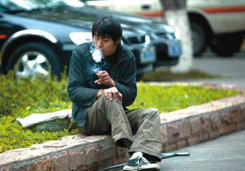 一个四肢健全的年轻人,摇身一变成残疾乞丐