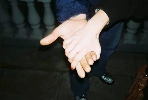 什么才是夫妻 丈夫是左手,妻子是右手 左手摸右手总是没感觉 当有一天