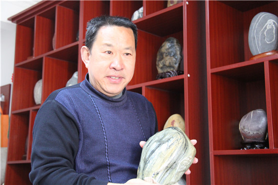 江苏盱眙:胡家巷长江奇石收藏家