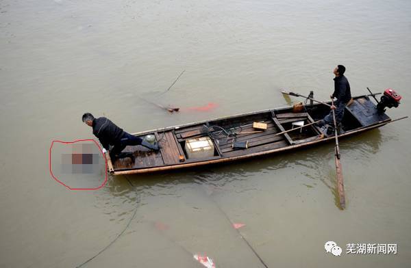 (图为张师傅正在打捞尸体)