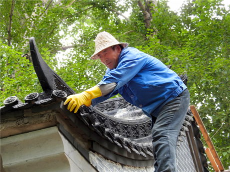 一个老瓦工让古建筑焕发新生 他要留学孙子当瓦匠