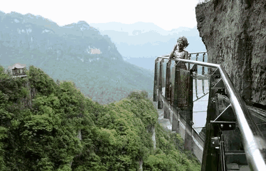 门票:景区门票118元,玻璃桥门票138元,套票248元 湖北玻璃栈桥 位于