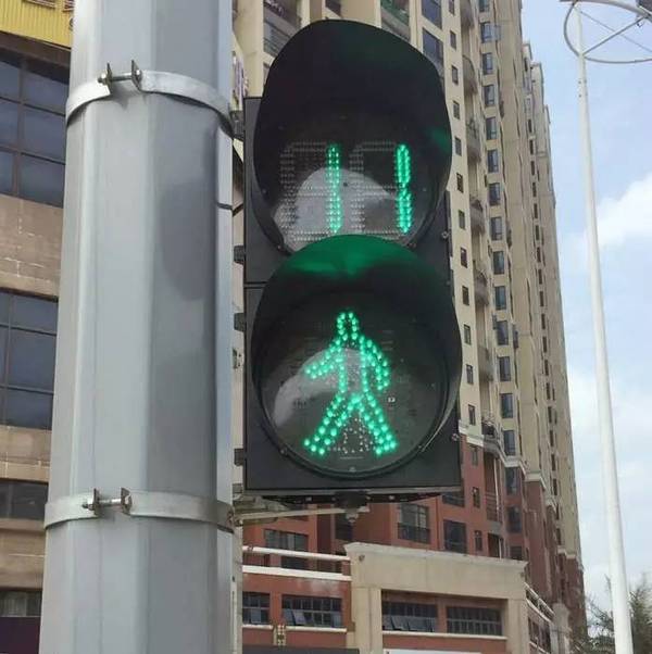 但对于红绿灯的语音播报功能, 也有市民吐糟:噪音污染,扰民,功能不