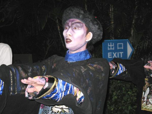 电影中僵尸为何都穿清朝官服?其实原因很简单!
