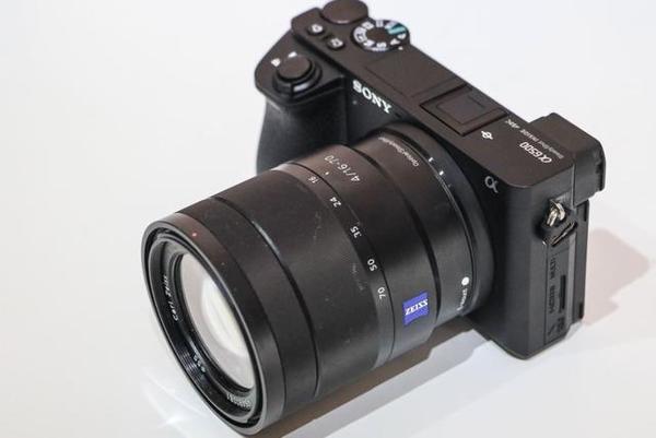 第二款 佳能c100 这是一款佳能推出的摄像机,s35画幅,ef卡口,对于手头