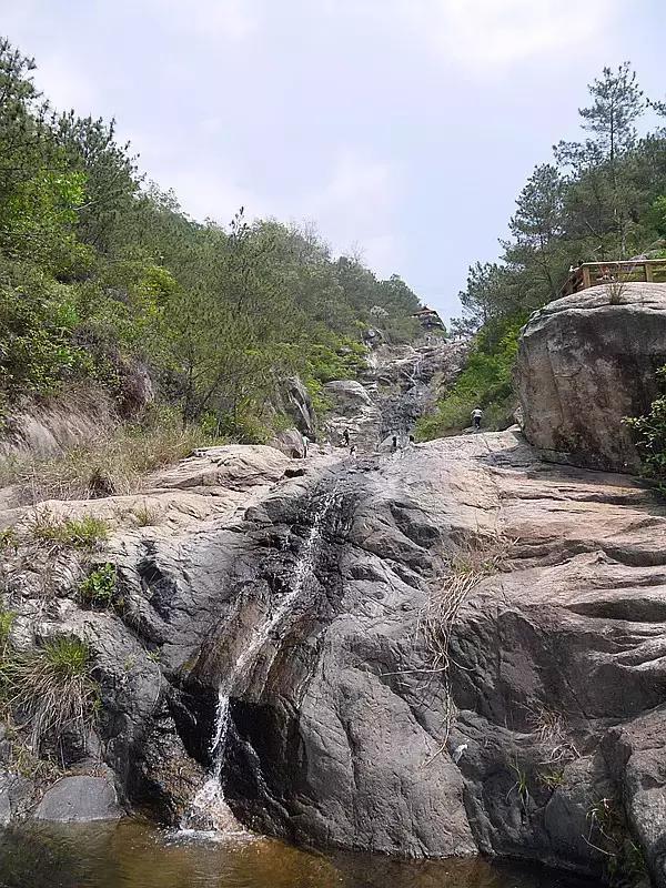 龙泉洞位于北辰山半山腰,奇石巨岩中有常年不干涸的水流滴下,清幽静谧