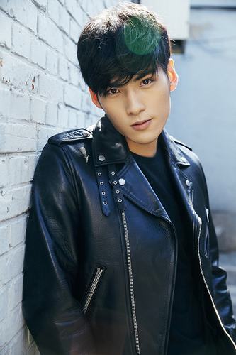 文渊最新街拍曝光 酷男潮人随心切换