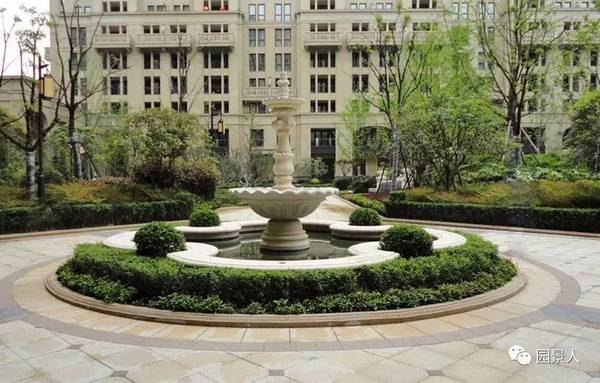 对称真是无处不在 从建筑到植物 从铺装到水体 从广场到雕塑 对称时时