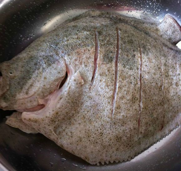 2,多宝鱼收拾干净,鱼身上划几刀,放入少量的盐和料酒腌制十几分钟