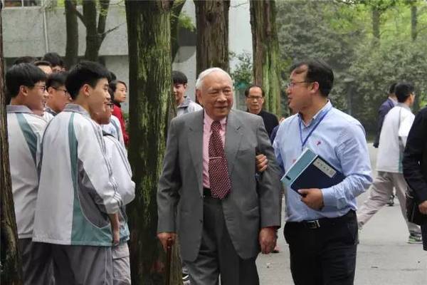 昨天新登中学校园里,正准备参加高中学考,选考的同学们遇见了曹老