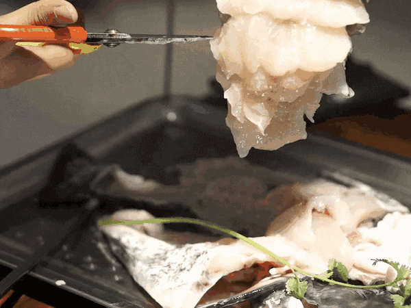 手起刀落,片片白花花的鱼肉