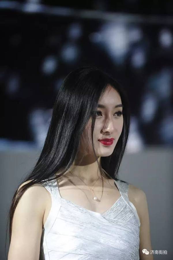 小编不仅拍到了鲁能外援佩莱的女友,还拍到了夜华和姑姑.