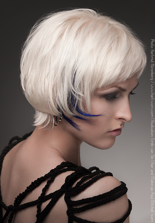 整头白色短发加上抢眼的宝蓝色挑染,是个时尚度破表的发型