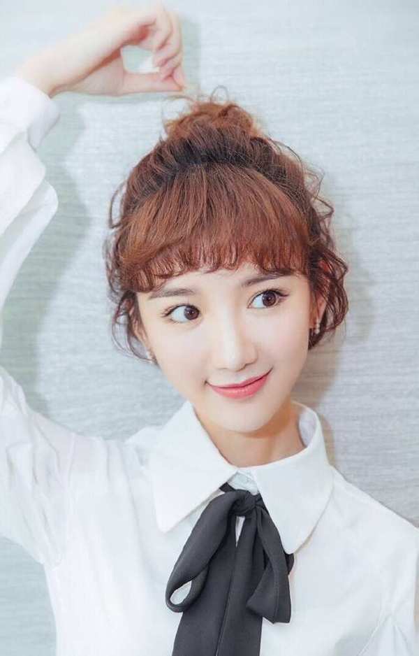 毛晓彤短发实力抢镜 古灵精怪惹众人爱