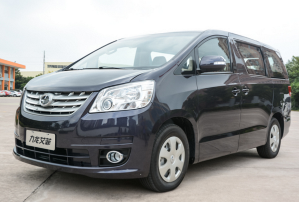 艾菲在外观设计方面与现款车型没有明显区别,新车与第二代丰田埃尔法