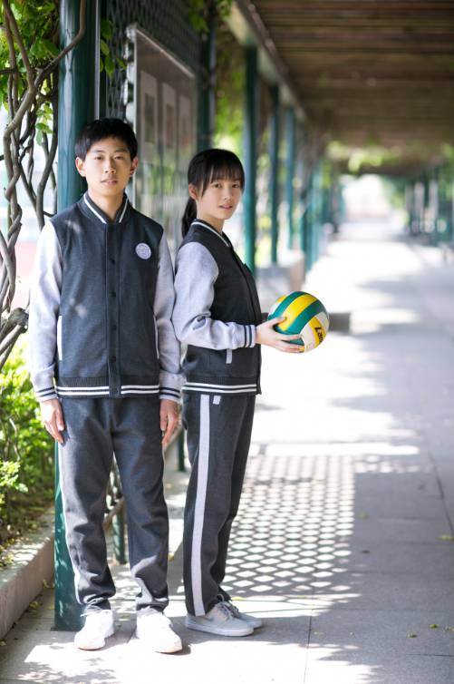 一周前,初步选定的这十几套校服,拿到学校拍照.