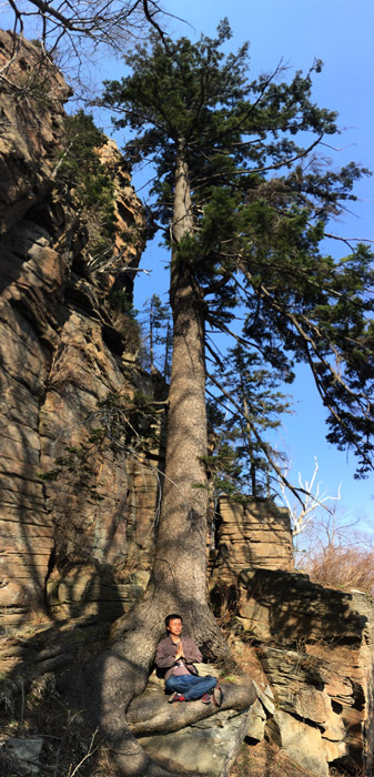 我感觉到了我的16毫米广角镜头还是不够广,没能把石峰山最美的雄姿