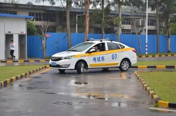陈励 摄 据统计,始兴县太平镇瑶村小型汽车驾驶人考场开考首日,共有