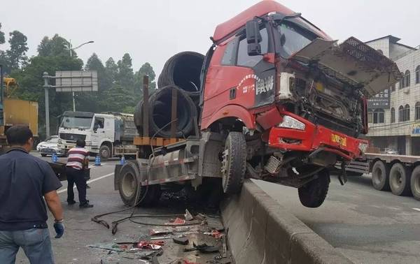 被红色大货车撞到的大众车,损坏严重.