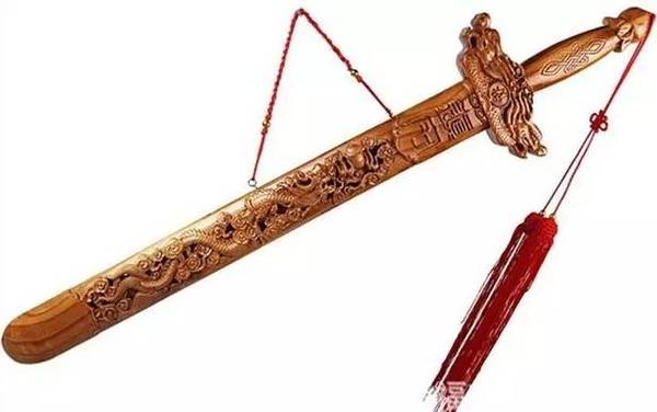 因为雷击木的主要类型是以枣木为多,所以枣木多用来做一些镇魂钉之类