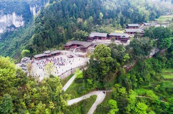 唱山歌住吊脚楼,去重庆这个绝美古寨,做一回土家苗家原住民!