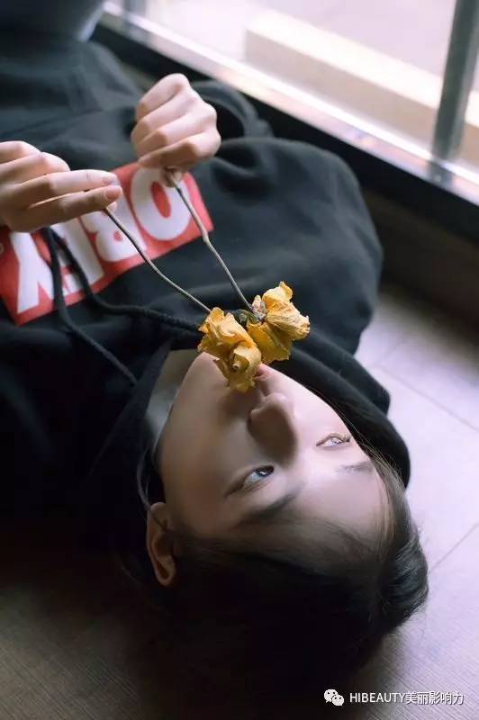 见过陈昊蓝本人的朋友说她不化妆像佟丽娅,化妆像迪丽热巴 ;直播时候