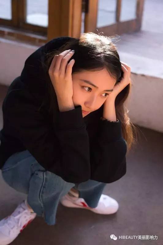 见过陈昊蓝本人的朋友说她不化妆像佟丽娅,化妆像迪丽热巴 ;直播时候