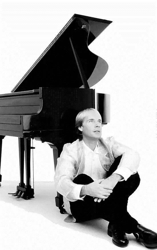 理查德的爸爸是一名钢琴教师,每天都在家里弹钢琴时理查德就在一旁