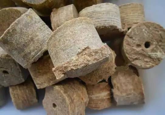 用花生饼打窝,与散饵打窝相比,有两个优点