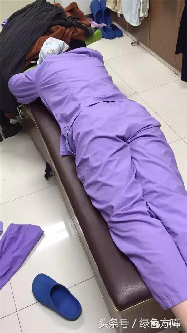 ▼ 重症医学科(icu)护士曾燕,连轴转了12个半小时,趴在更衣室的椅子