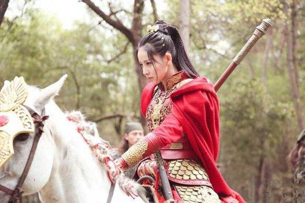 賈青,飾《武神趙子龍》公孫瓚之女,英姿颯爽.