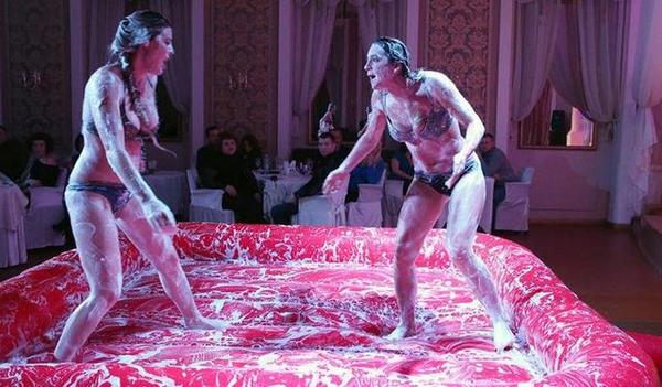 女摔跤手拿出男人气魄,摔出不一样的彪悍人生