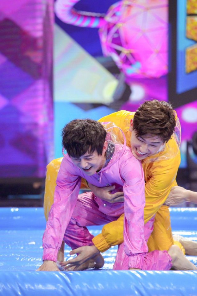 何炅在快乐大本营中分享一个很努力玩的游戏给大家