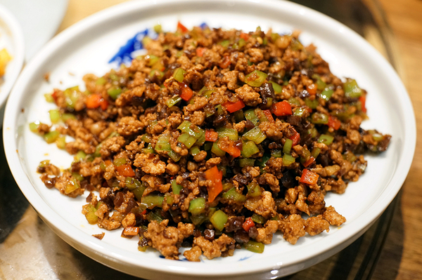 黑大头,绿辣椒,脊肉,全部一古脑剁碎,加点菜油和料酒在锅里炒熟就行