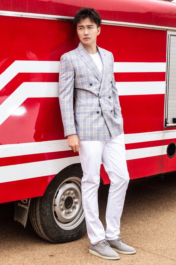 尽显"翟男范儿" 翟天临化身型男演绎潇洒随性