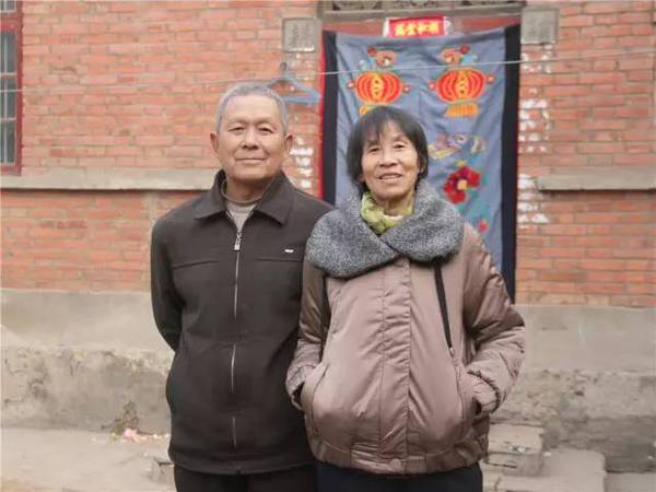 70岁农村老母亲穿礼服拍时尚大片,令人动容