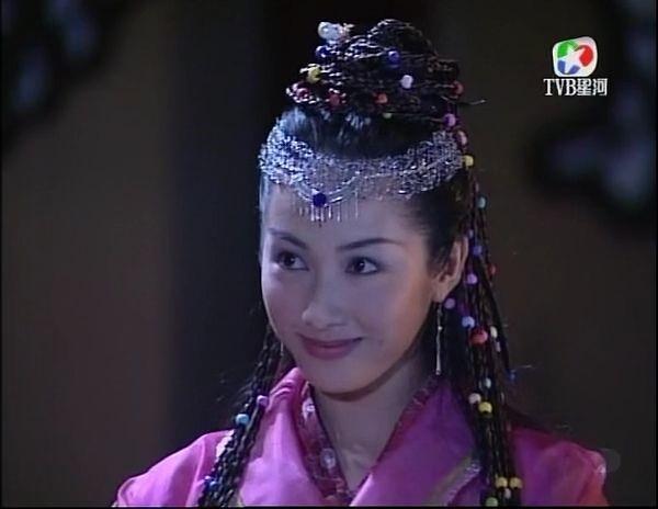 2001年黎姿在《倚天屠龙记》中扮演赵敏,抵达颜值巅峰,当时黎姿这一笑