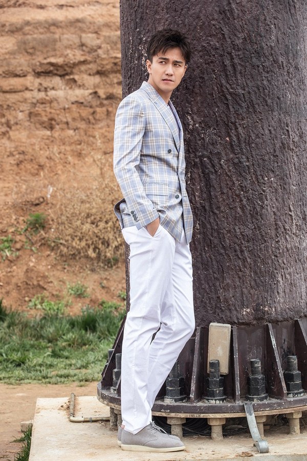 尽显"翟男范儿" 翟天临化身型男演绎潇洒随性