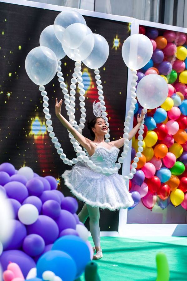 走秀 面容精致的模特 软萌可爱的小孩 穿着精心设计的气球服装自信