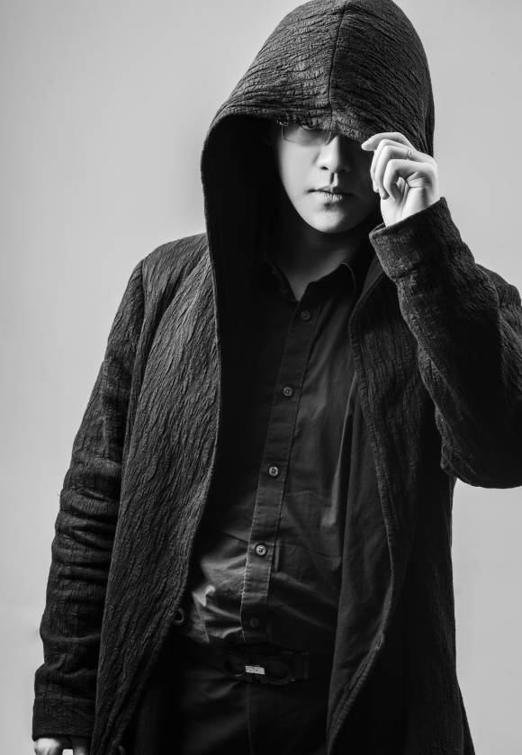 从黄博铭的描述里,我们得知,他的母亲一直在传统行业工作,在价值观