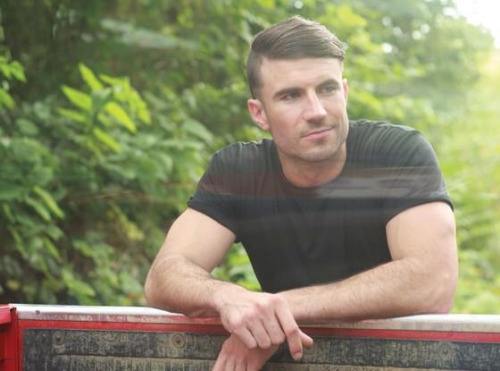 根据主办方公布的最新消息,烟鬼组合(the chainsmokers),halsey和萨姆