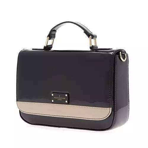 女二在剧中背pauls boutique的次数也是多到惊人, 但她真的不是代言人