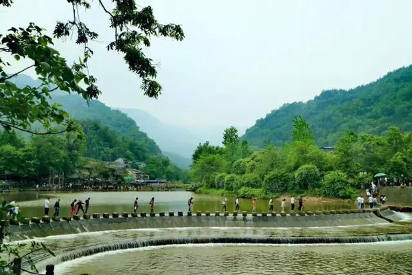 圖/ 狼多 柳江古鎮就像自然展開的一幅山水畫卷,青山綠水,小橋人家.